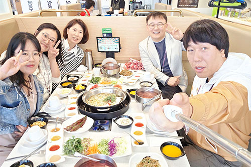릴리, 지니, 조나단, 엘레나와 함께하는 존의 식탁!