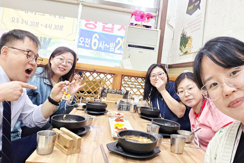 샤오, 아리사, 릴리, 엘레나와 함께하는 존의 식탁!​