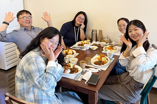 릴리, 라라, 케이씨, 엘레나와 함께하는 존의 식탁!​