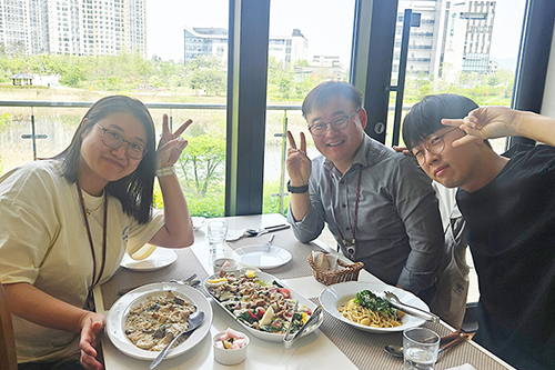 케빈, 엘레나와 함께하는 존의 식탁!