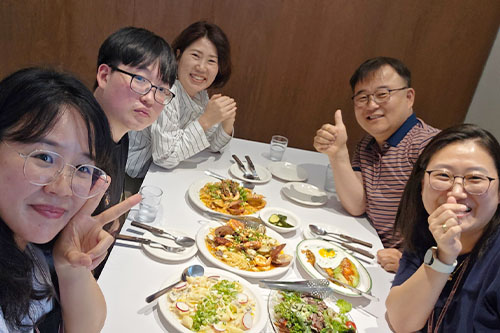지니, 코빈, 릴리, 엘레나와 함께하는 존의 식탁!​