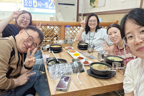 샤오, 체리, 릴리, 엘레나와 함께하는 존의 식탁!​