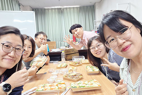 지니, 스캇, 샤오, 릴리, 엘레나와 함께하는 존의 식탁!​