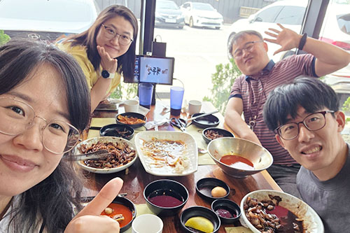 잭, 릴리, 엘레나와 함께하는 존의 식탁!​