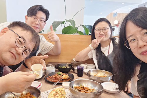 알리, 릴리, 엘레나와 함께하는 존의 식탁!​