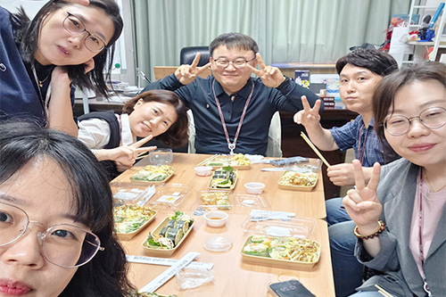 릴리, 샤오, 지니, 스캇, 엘레나와 함께하는 존의 식탁!