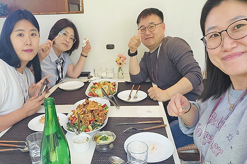 미카엘라, 하퍼, 엘레나와 함께하는 존의 식탁!