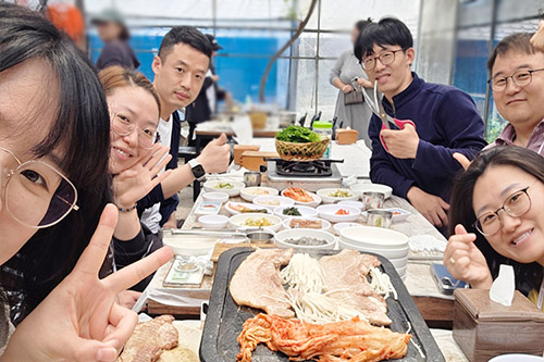 빈센트, 잭, 안나, 릴리, 엘레나와 함께하는 존의 식탁!