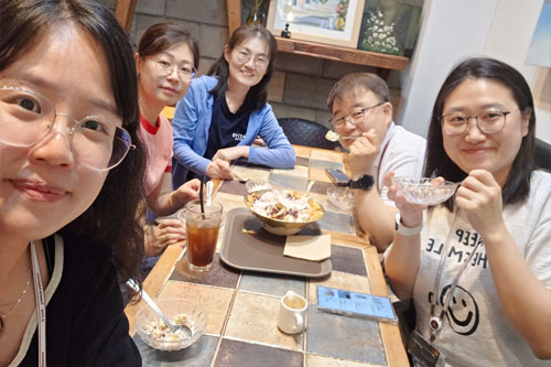 아리사, 빅토리, 릴리, 엘레나와 함께하는 존의 식탁!​