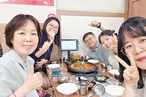 웬디, 케이씨, 릴리, 엘레나와 함께하는 존의 식탁!​