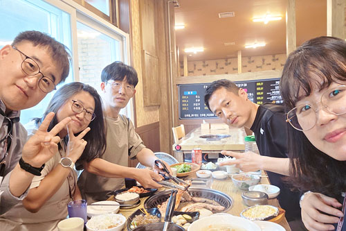 빈센트, 잭, 릴리, 엘레나와 함께하는 존의 식탁!​