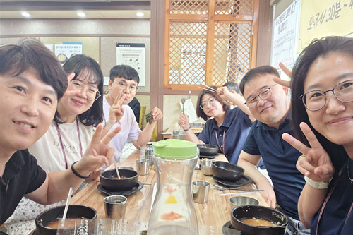 미카엘라, 다니엘, 스캇, 릴리, 엘레나와 함께하는 존의 식탁!​