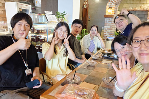 조나단, 케이씨, 에이든, 라라, 엘레나와 함께하는 존의 식탁!​