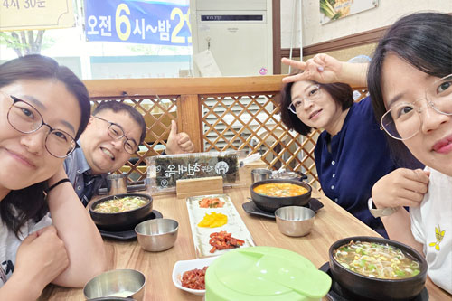 미카엘라, 릴리, 엘레나와 함께하는 존의 식탁!​