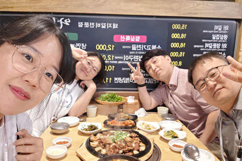 스캇, 릴리, 엘레나와 함께하는 존의 식탁!​