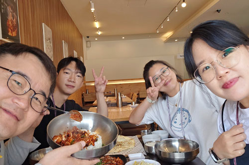 리웅, 릴리, 엘레나와 함께하는 존의 식탁!​
