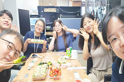 데이빗, 미아, 케이씨, 릴리, 엘레나와 함께하는 존의 식탁!​