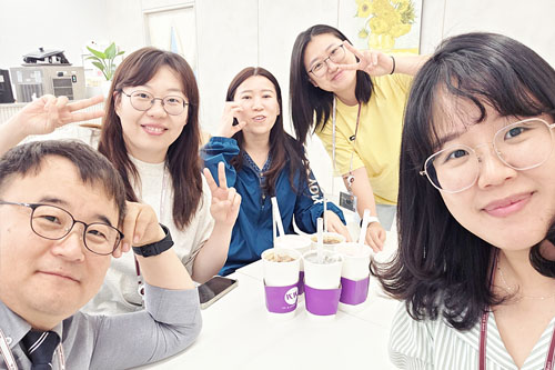 샤오, 체리, 릴리, 엘레나와 함께하는 존의 식탁!​