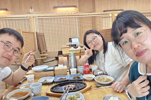 릴리, 엘레나와 함께하는 존의 식탁!​