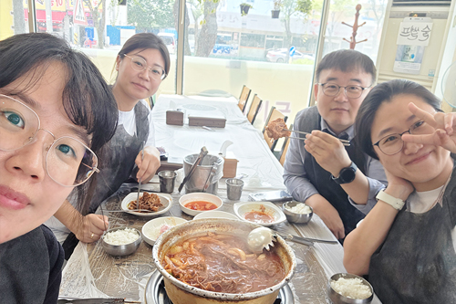 아리사, 릴리, 엘레나와 함께하는 존의 식탁!​