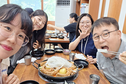 케이씨, 릴리, 엘레나와 함께하는 존의 식탁!​