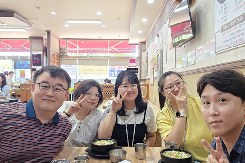 미카엘라, 스캇, 릴리, 엘레나와 함께하는 존의 식탁!​