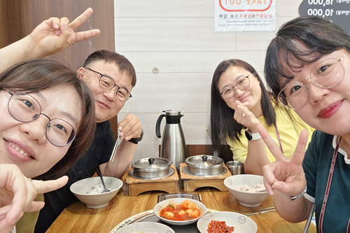 샤오, 릴리, 엘레나와 함께하는 존의 식탁!​