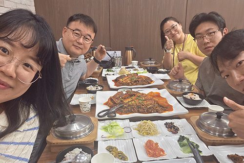 리웅, 알리, 릴리, 엘레나와 함께하는 존의 식탁!​