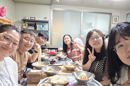 잭, 체리, 샤오, 릴리, 엘레나와 함께하는 존의 식탁!​