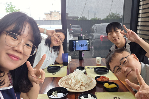 리웅, 릴리, 엘레나와 함께하는 존의 식탁!​