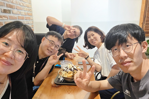 지니, 잭, 릴리, 엘레나와 함께하는 존의 식탁!​