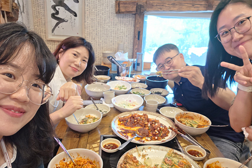 지니, 릴리, 엘레나와 함께하는 존의 식탁!​