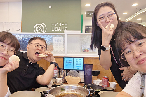 세라, 릴리, 엘레나와 함께하는 존의 식탁!​