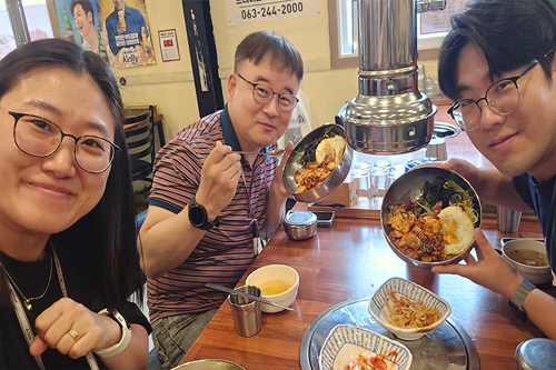 알리, 엘레나와 함께하는 존의 식탁!​