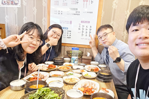 데이비드, 릴리, 엘레나와 함께하는 존의 식탁!​