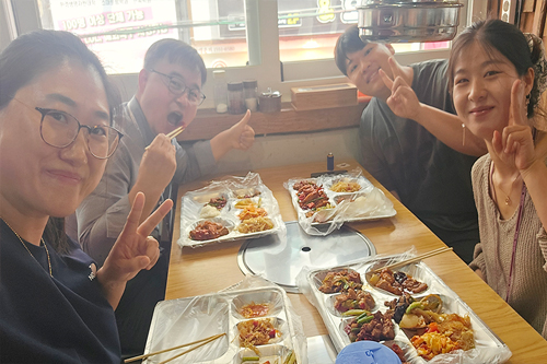 케이씨, 데이비드, 엘레나와 함께하는 존의 식탁!​