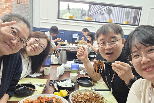 샤오, 릴리, 엘레나와 함께하는 존의 식탁!​