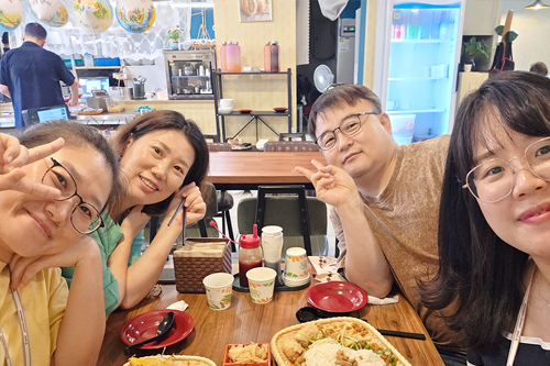 지니, 릴리, 엘레나와 함께하는 존의 식탁!​