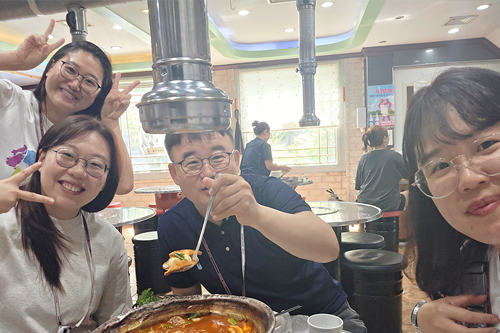 샤오, 릴리, 엘레나와 함께하는 존의 식탁!​