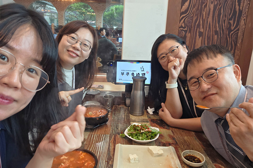 샤오, 릴리, 엘레나와 함께하는 존의 식탁!​