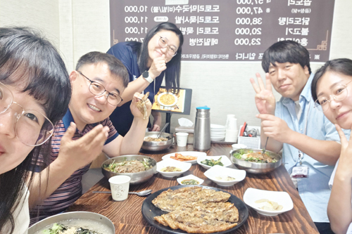 조나단, 아리사, 릴리, 엘레나와 함께하는 존의 식탁!​