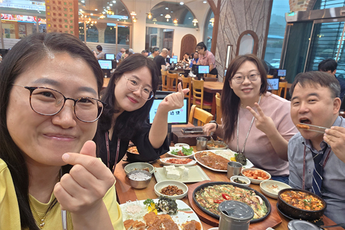 샤오, 릴리, 엘레나와 함께하는 존의 식탁!​