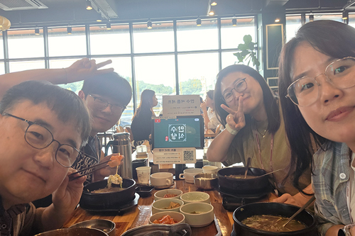 알리, 릴리, 엘레나와 함께하는 존의 식탁!​