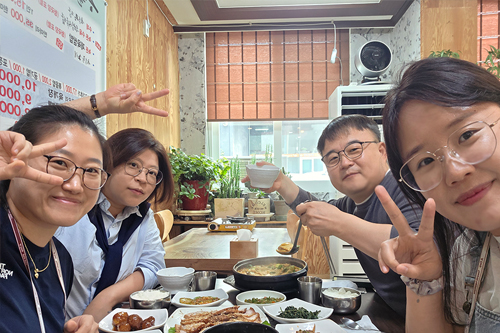 미카엘라, 릴리, 엘레나와 함께하는 존의 식탁!​