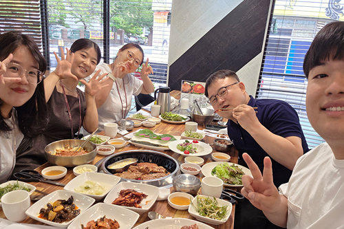 케이씨, 데이비드, 릴리, 엘레나와 함께하는 존의 식탁!​