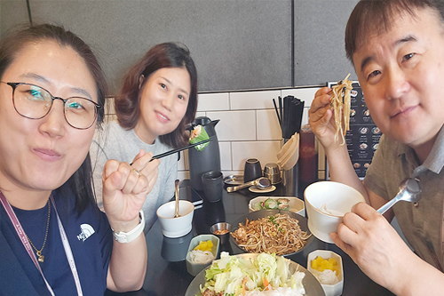 지니, 엘레나와 함께하는 존의 식탁!​