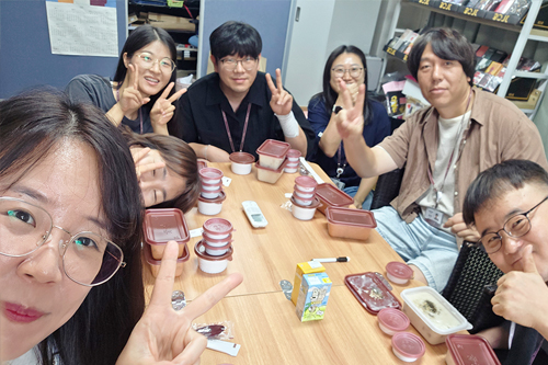 잭, 릴리, 조나단, 알리, 케이시, 앤, 엘레나와 함께하는 존의 식탁!​