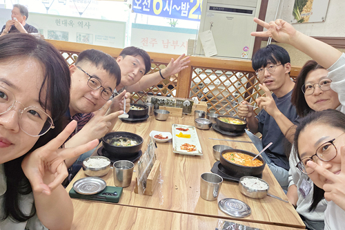 잭, 미카, 스캇, 릴리, 엘레나와 함께하는 존의 식탁!​