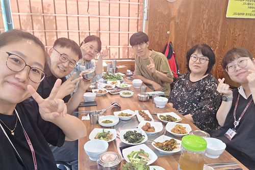 잭, 세라, 데이지, 릴리, 엘레나와 함께하는 존의 식탁!​