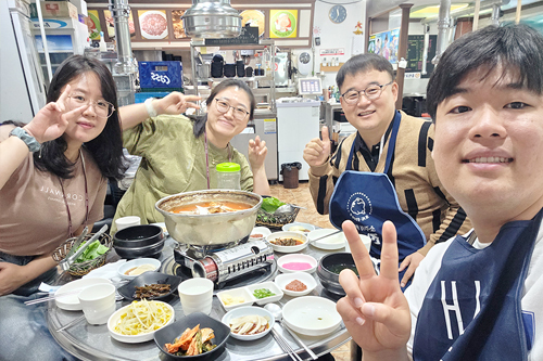 데이빗, 릴리, 엘레나와 함께하는 존의 식탁!​